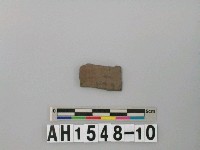 藏品(淺褐色夾砂陶片)的圖片